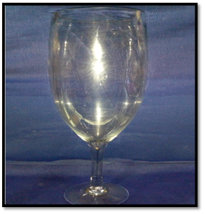 صورة فازه زجاجيه علي شكل كاس 