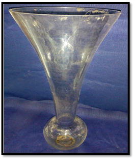 صورة فازة  زجاجيه البوق ذو القاعده الدائرية