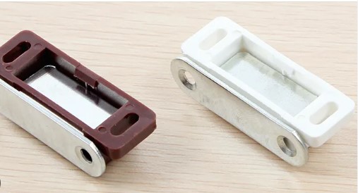 صورة مغناطيس لون بنى بلاستيك مع قاعدة حديد 60 ملى