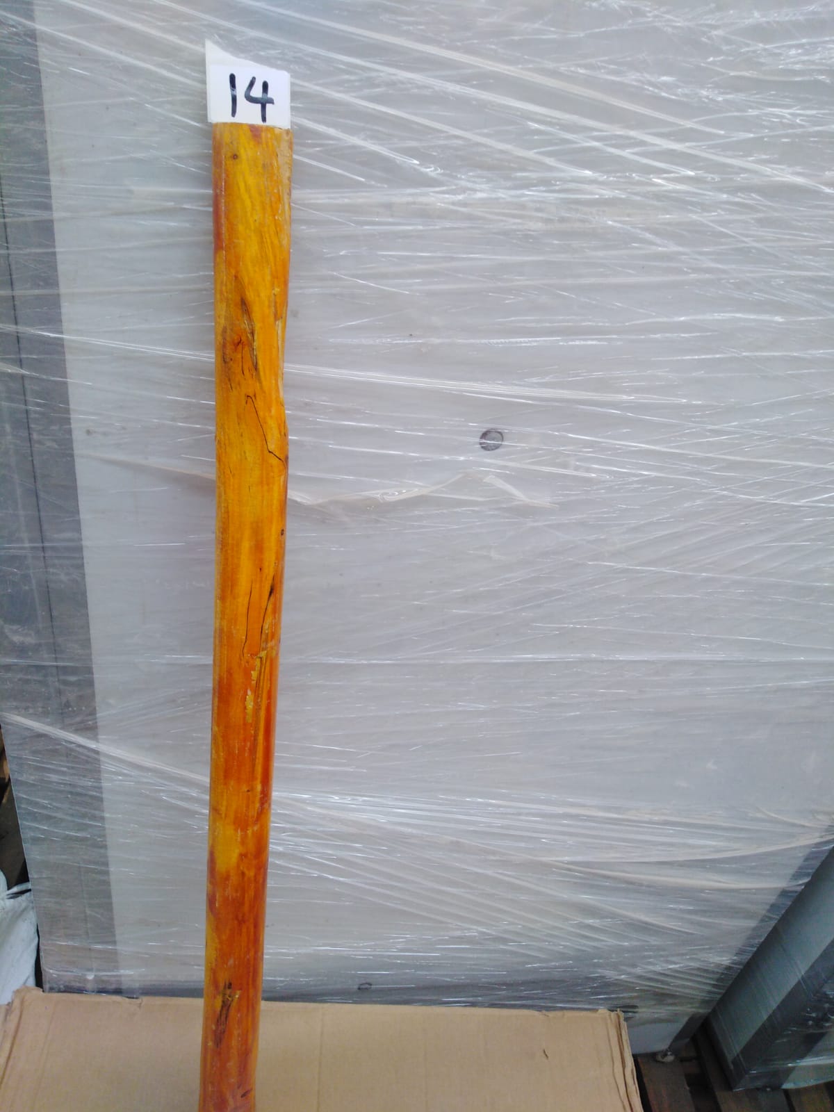 صورة WOODEN HANDLE FOR PICK AXE YELLOW (14) GAMALI / يد خشبيه لازميل الحفر