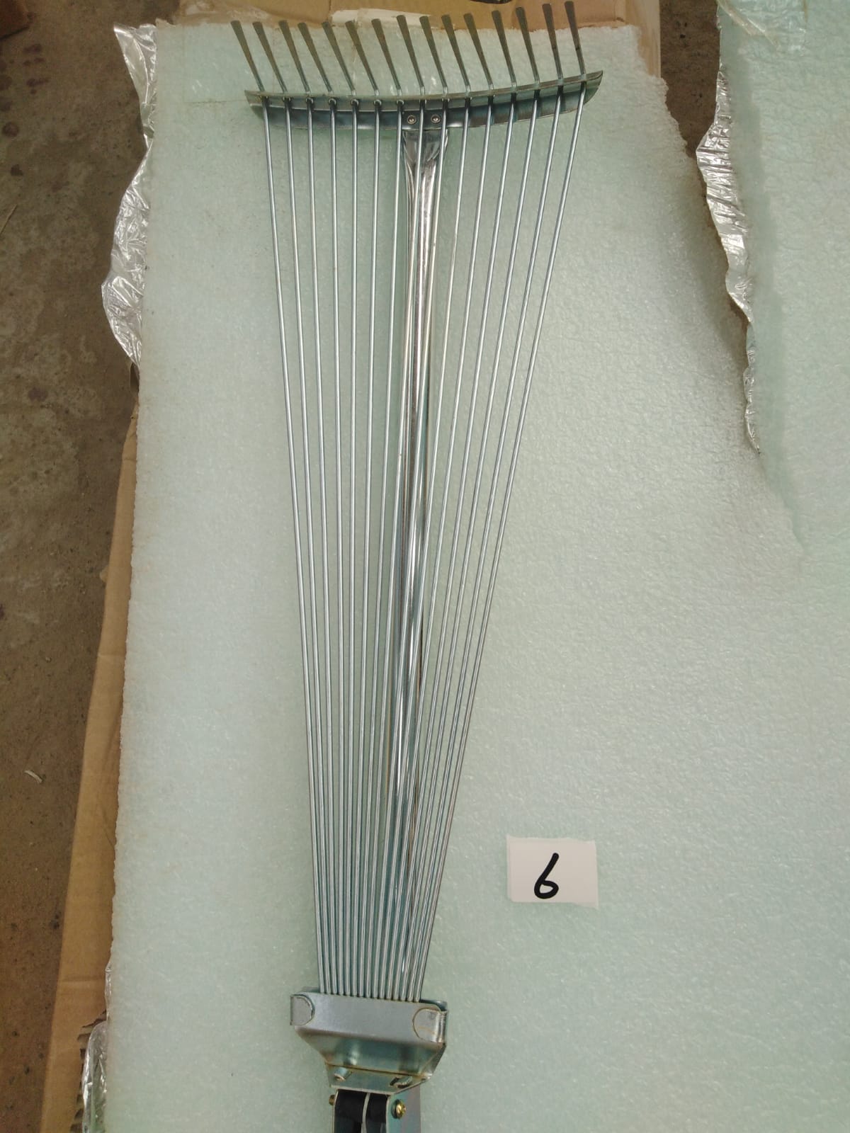 صورة GARDEN RACK CHROME W/STEEL HANDLE  (6) GAMALI/شوكه ستيل فرد ولم